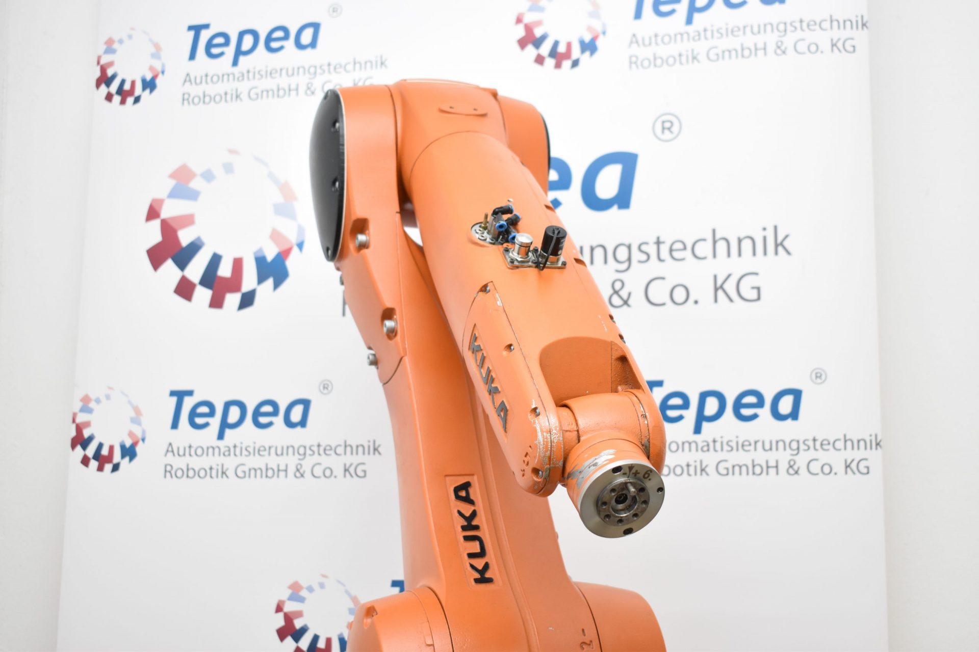 -gebraucht- KUKA KR 10 R1100 sixx – Überholter Leichtbauroboter mit KR C4 compact Steuerung und 1 Jahr Gewährleistung