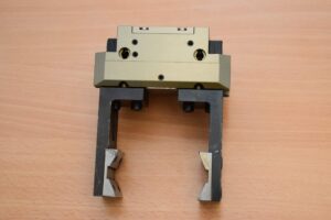 -gebraucht- Pneumatischer 2-Backen-Parallelgreifer SCHUNK PGN+ 100-1-V mit robuster Vielzahnführung – für präzise und kraftvolle Handlingprozesse in der Automatisierung.