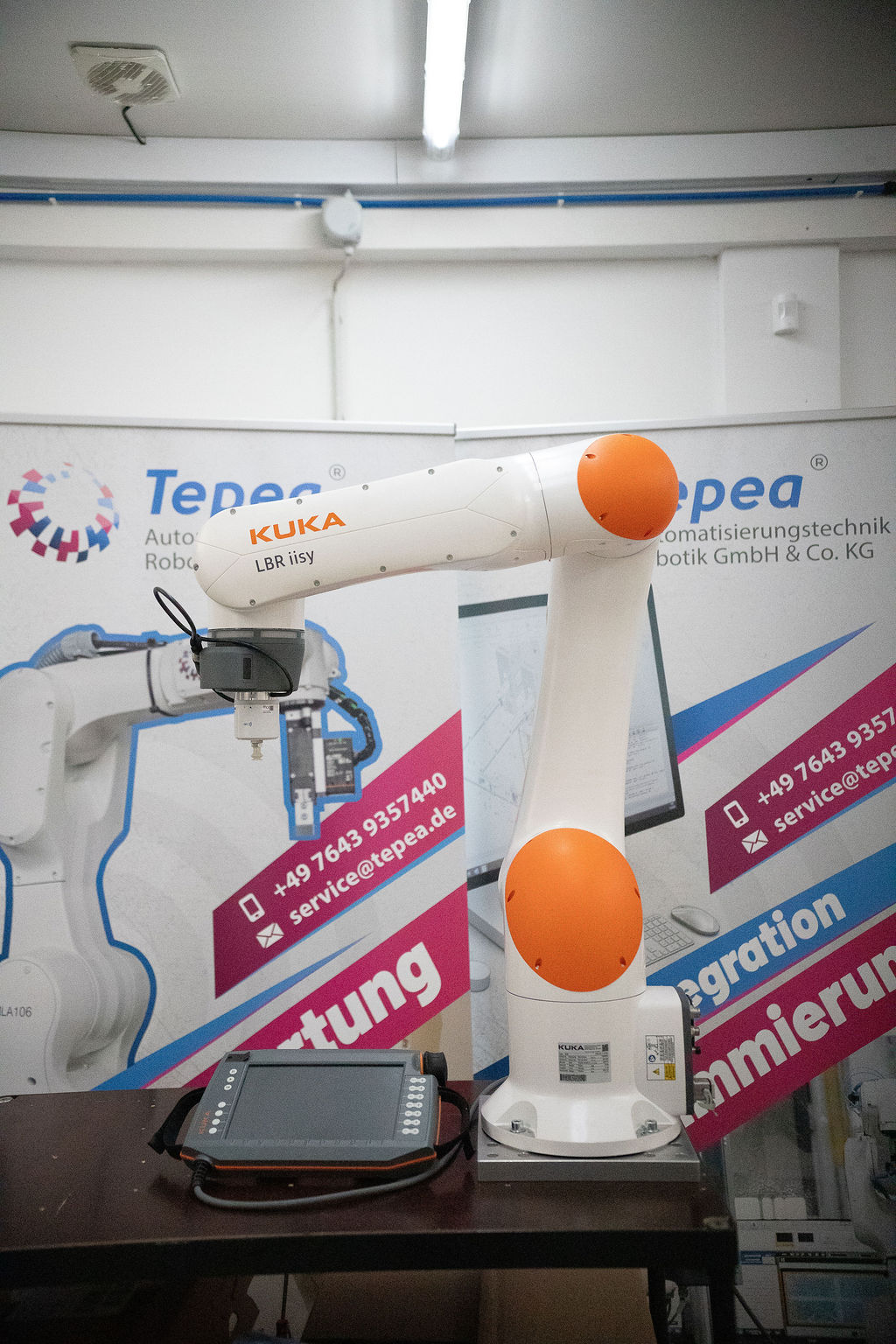 –gebraucht– KUKA LBR iisy 11-1300 – Überholter kollaborativer Roboter mit 1300 mm Reichweite und Steuerung und 1 Jahr Gewährleistung